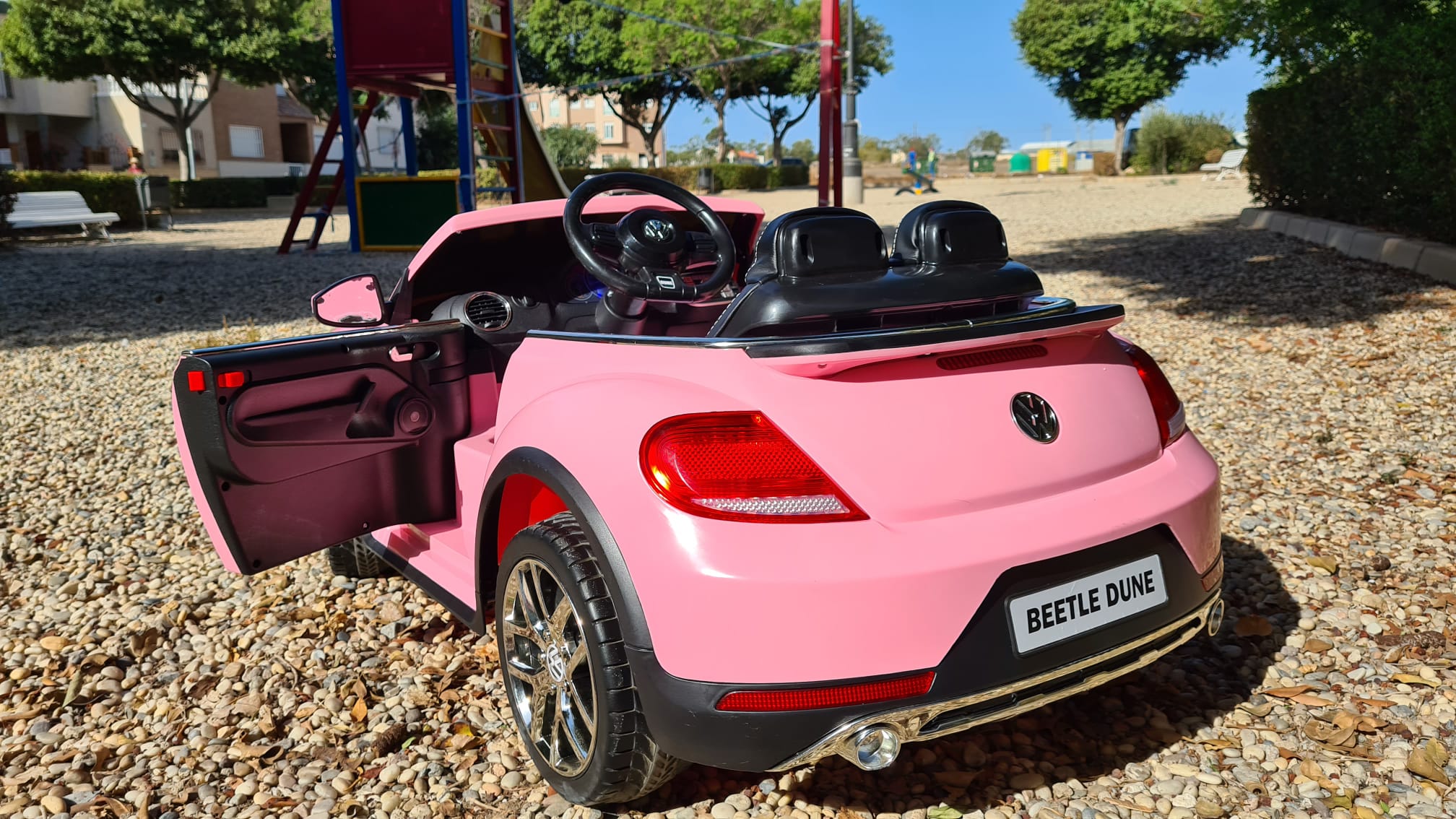 Coche electrico para niños Volkswagen Beetle Dune 12V rosa con mando -  Galumba Toys